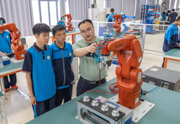 添加教育元素鼓舞高中校园与工作校园打开工作体会社会实践