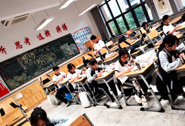 打破传统讲堂壁垒让师友合作成为提升教学质量的核心引擎 打破传统讲堂壁垒让师友合作成为提升教学质量的核心引擎