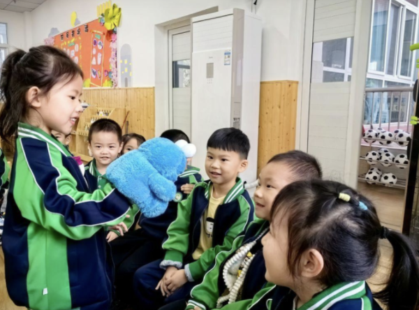 学着大人的模样幼嫩的声音里充满了卖家小摊主们自傲和期待 学着大人的模样幼嫩的声音里充满了卖家小摊主们自傲和期待