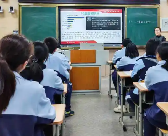 扎根于根底教育一线形成了从理念到途径再到讲堂载体的完好逻辑链 扎根于根底教育一线形成了从理念到途径再到讲堂载体的完好逻辑链