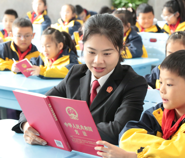 让越来越多学生学会用法律维护自己纷繁展开校园法治作业的立